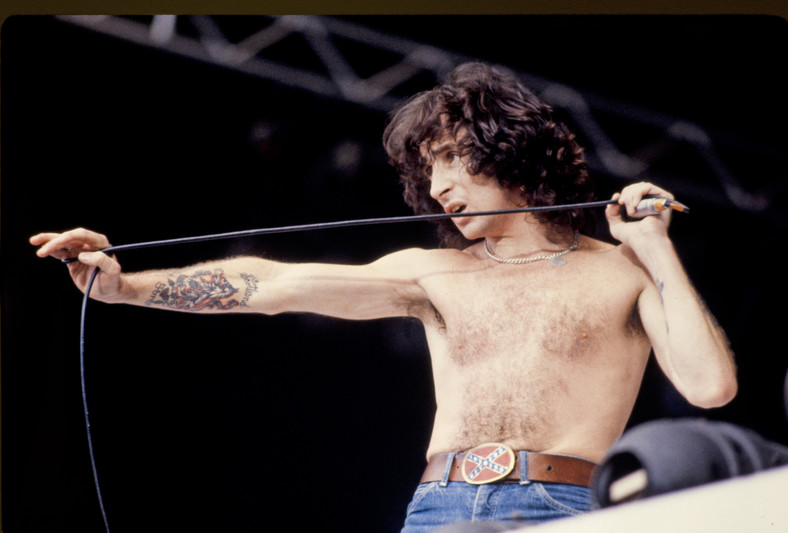 Bon Scott podczas występu AC/DC na Wembley w Londynie, 1979 r.