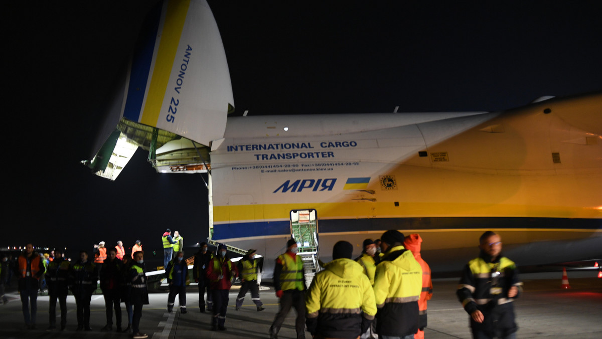 Rozładunek największego transportowego samolotu świata Antonova An-225 Mrija na lotnisku w podrzeszowskiej Jasionce