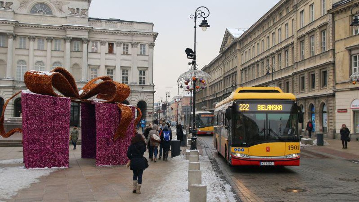 Blisko 20 linii autobusowych i cztery tramwajowe zostaną zawieszone, inne będą kursować rzadziej. Inaczej będzie jeździć także metro i pociągi SKM. Pojawią się też dodatkowe linie, które pomogą dotrzeć warszawiakom na cmentarze czy do galerii handlowych. Podpowiadamy, jak w okresie Bożego Narodzenia oraz sylwestra i Nowego Roku będzie kursować komunikacja miejska w stolicy.