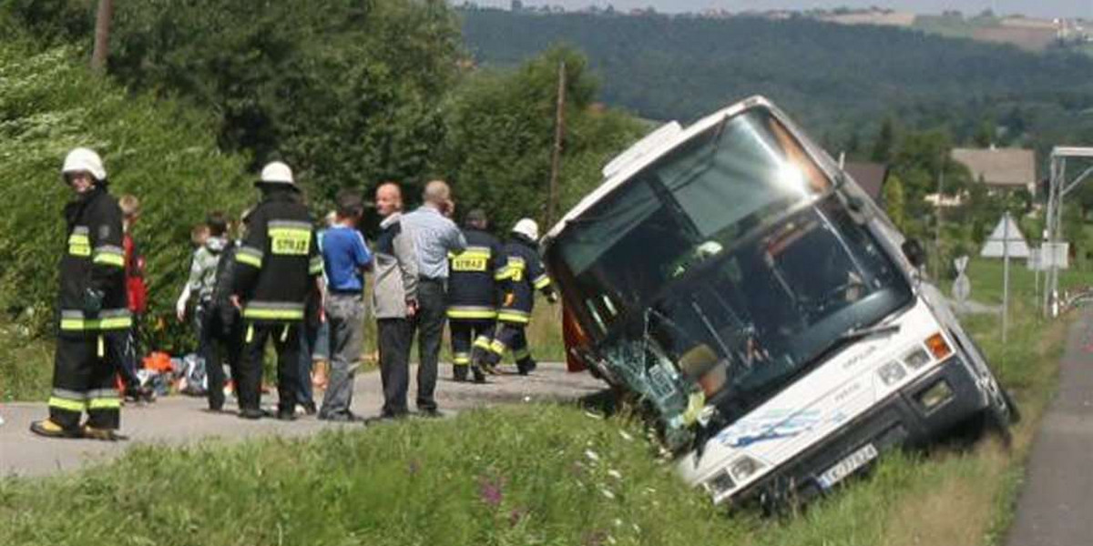 W czwartek kilkanaście minut po godzinie 12-ej na zakopiance do rowu wpadł autokar wiozący dzieci na kolonie