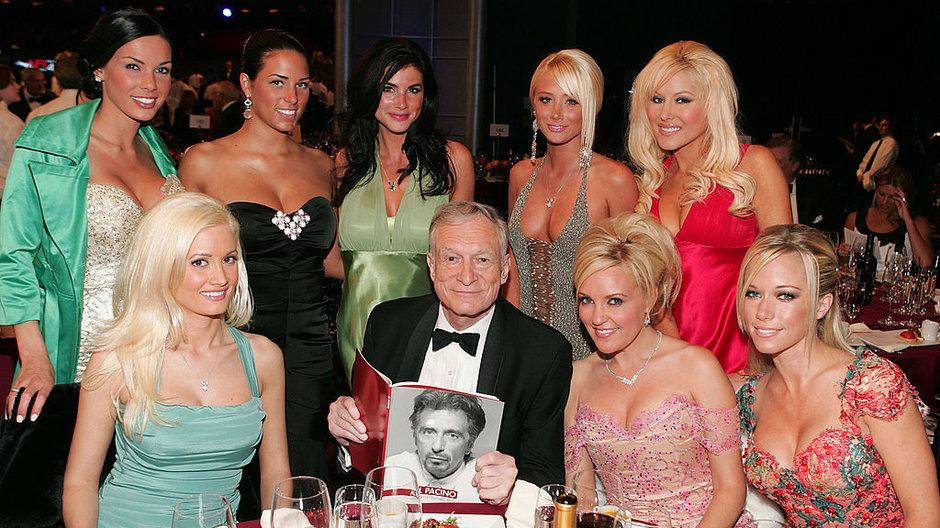 Hugh Hefner otoczony wianuszkiem kobiet