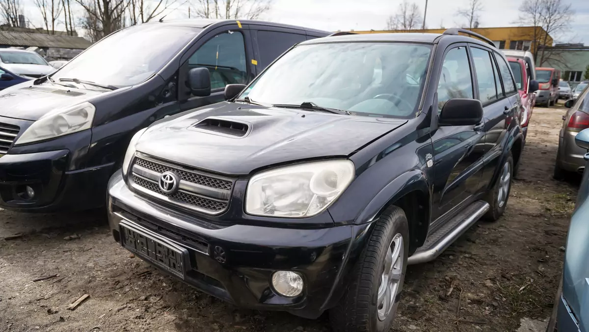 Toyota RAV4 porzucona na ulicy w Warszawie i wystawiona na ponowną sprzedaż