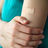 Omikron elleni oltás: ezek a leggyakoribb mellékhatások