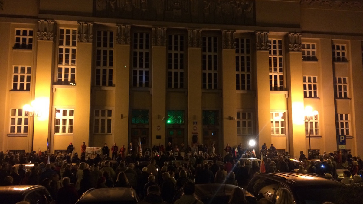 Dziś wieczorem na placu Dąbrowskiego, przed Sądem Okręgowym spotkają się członkowie i sympatycy KOD-u oraz łodzianie, którzy sprzeciwiają się zarówno podpisaniu przez prezydenta "sądowych" ustaw, jak działaniom rządu, które doprowadziły do tego, że Unia uruchomiła wobec nas art. 7 Traktatu Europejskiego.