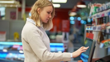 robisz zakupy przy kasie samoobsługowej? wydajesz 40 proc. więcej
