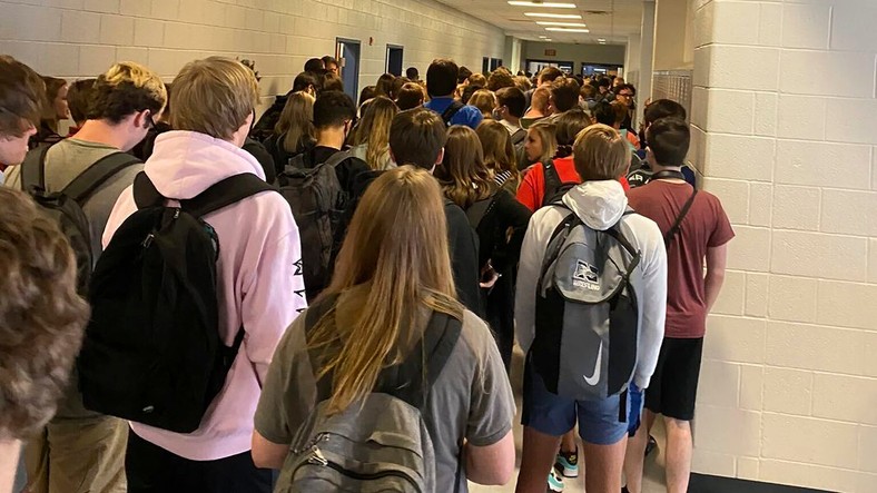 North Paulding High School - szkoła, z której zdjęcie zatłoczonego korytarza obiegło świat, została zamknięta 