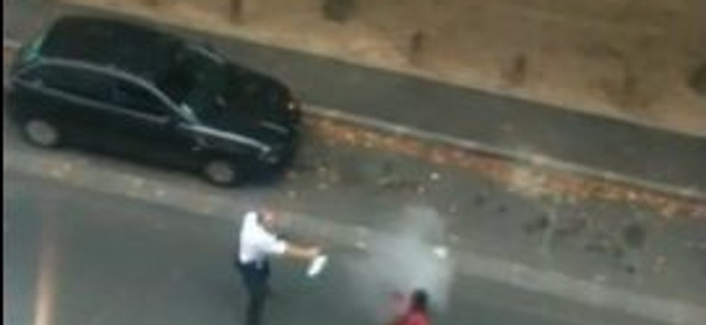 Kompromitacja francuskiej policji. Pałowali leżącą kobietę. WIDEO