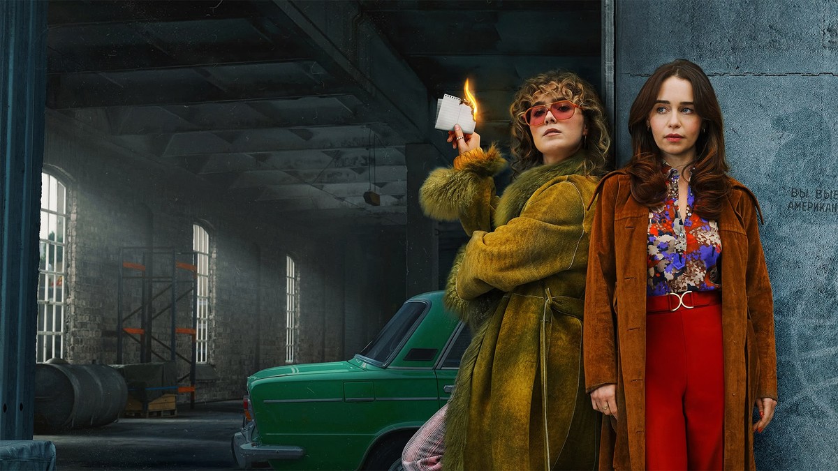 Haley Lu Richardson i Emilia Clarke w serialu "PONIES"