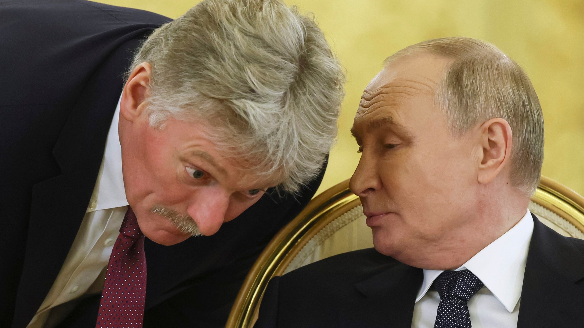 Ruský prezident Vladimir Putin (vpravo) hovorí s hovorcom Kremľa Dmitrijom Peskovom.