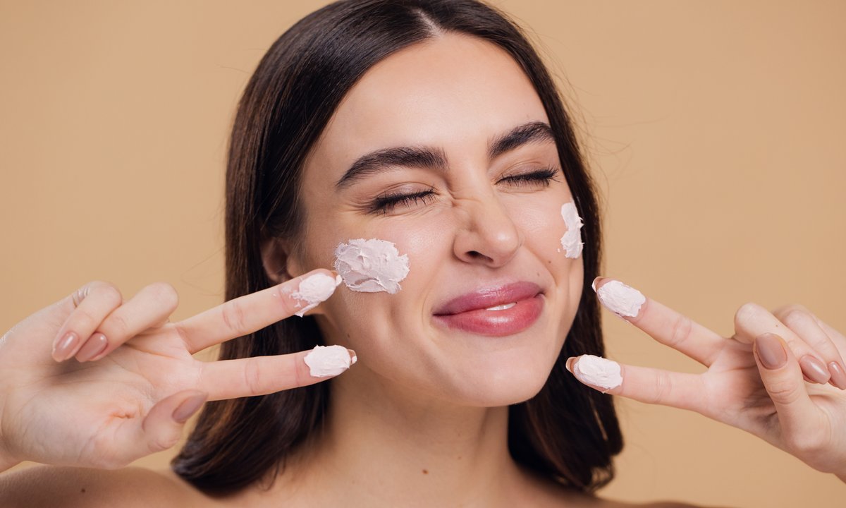 Polki wykupują ten krem z SPF 50. Nawilża i rozgramia zmarszczki jak botoks