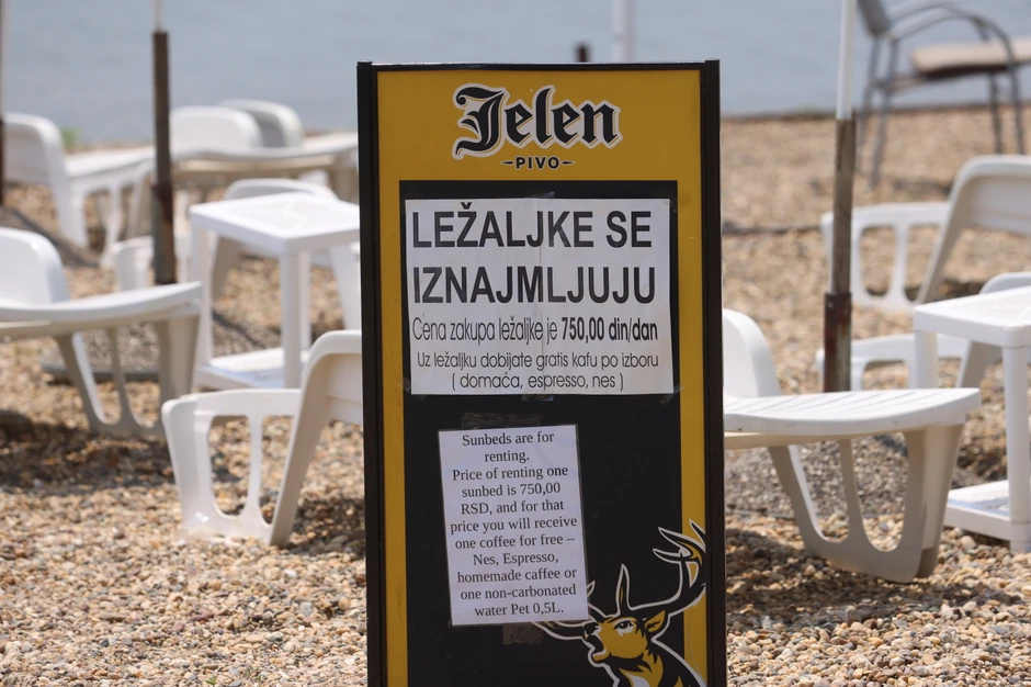 Negde se ležaljke plaćaju, ali uz plaćenu ležaljku dobijate piće. 