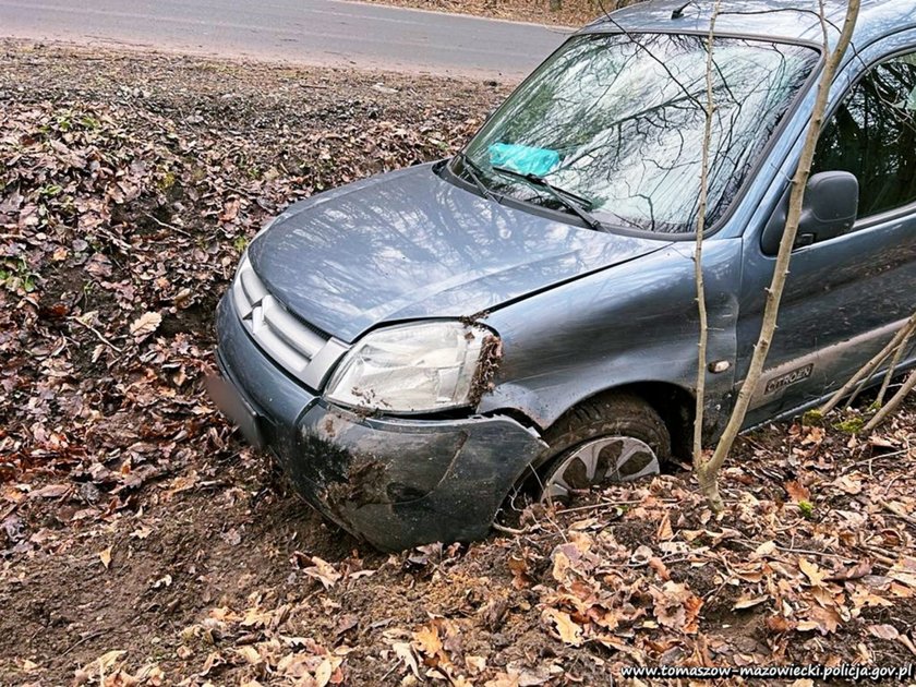 Pijany wjechał autem do rowu. Potem chciał je wyciągnąć drugim...