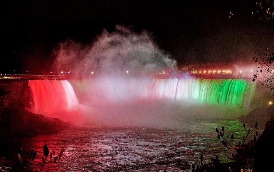 Piros, fehér, zöldbe öltözött a Niagara-vízesés október 23-án / Fotó: Facebook