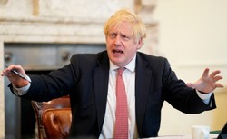 Boris Johnson ujawnia kulisy walki z koronawirusem: Był scenariusz typu "śmierć Stalina"