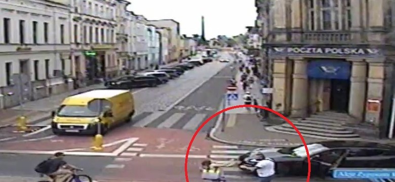 Uderzył kobietę na przejściu dla pieszych. Teraz agresywny kierowca porsche usłyszał zarzuty