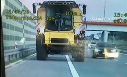 Kombajn na autostradzie A1. Policja w szoku. Ile miał na liczniku?