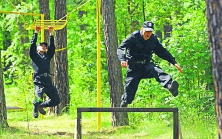 Work smart – not hard, czyli po polsku, pracuj sprytnie. Sprytnie, to znaczy osiągaj efekt, wykonuj zadanie bez wykorzystywania do tego całej dostępnej energii.
Zamiast wysyłać  10 maili do jednej osoby - porozmawiaj z nią osobiście. Zamiast wyważać otwarte drzwi, spytaj.
