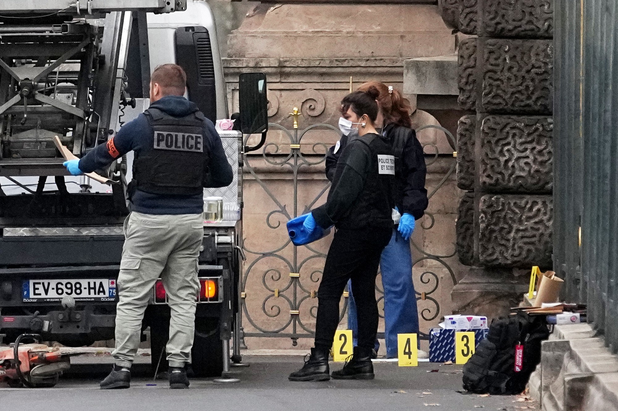 Deväť šperkov z Napoleonovej a cisárovnej zbierky zmizlo z Louvru.