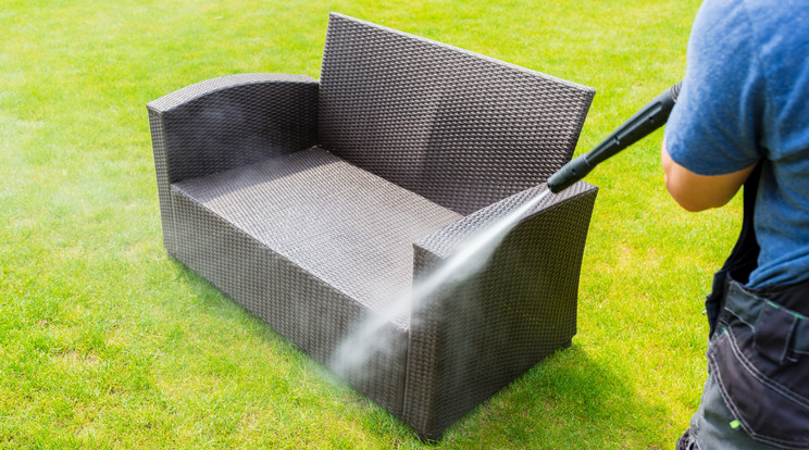 A műrattan bútorokról erős vízsugárral is eltávolíthatjuk a szennyeződéseket / Illusztráció: Shutterstock