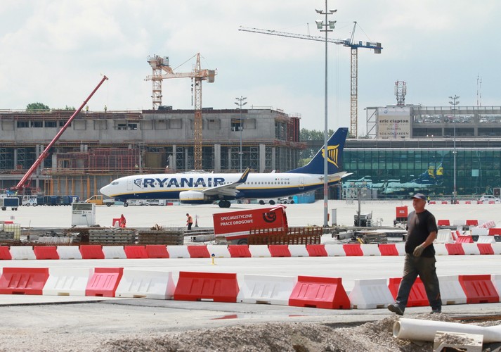 Po rozbudowie terminalu będzie docelowo 18 wyjść. <br><br>

<b>Na zdjęciu: </b>W tle - budowa nowego terminalu (L) zaś z prawej fragment obecnego na lotnisku Kraków-Balice. <br><br>(dw) PAP/Stanisław Rozpędzik