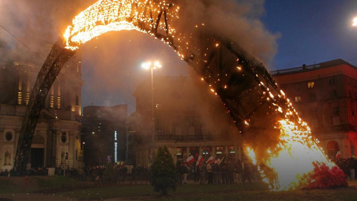 Podpalona "Tęcza" na warszawskim Placu Zbawiciela