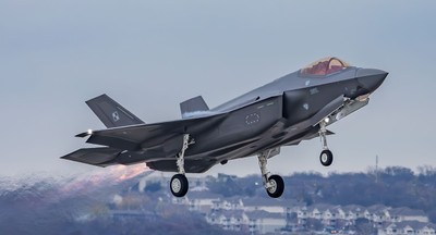 Takiego spotkania jeszcze nie było. F-35 kilkadziesiąt metrów od Su-57!