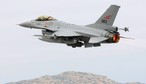 Obiecali wysłać Ukrainie F-16. Myśliwce utknęły w europejskiej bazie