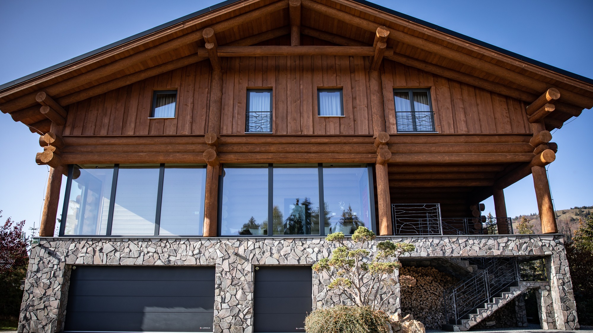 Chalet dnes vlastní rodina spojená s biznisom s bielymi koňmi