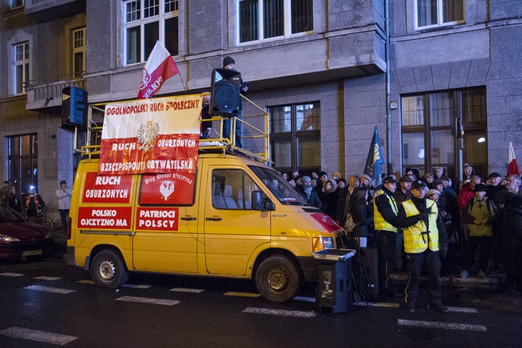 Przepychanki z policją przed Teatrem Polskim we Wrocławiu