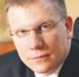 Czy osiągnięcie określonego wieku może powodować automatyczne ustanie umowy