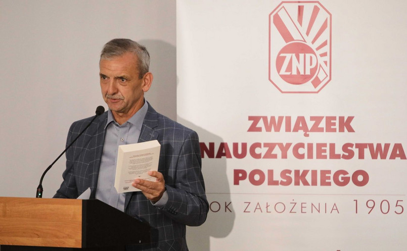 8 kwietnia rozpoczął się strajk w oświacie, zorganizowany przez ZNP i FZZ. Przystąpiła do niego też część nauczycieli z oświatowej Solidarności. Trwał do 27 kwietnia, kiedy został zawieszony do września.