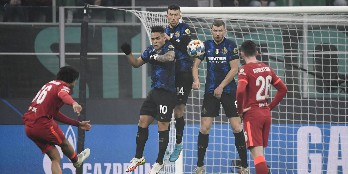 Liverpool pokonał Inter w pierwszym meczu 1/8 finału Ligi Mistrzów.