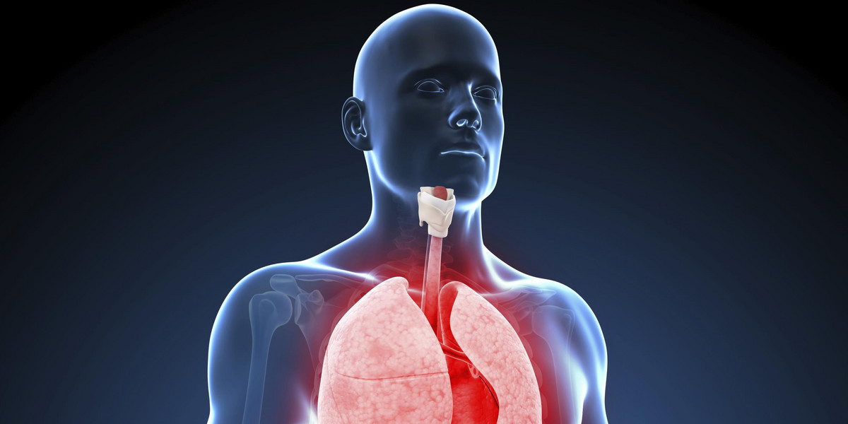 Większość zakażeń ma łagodny przebieg, ale części towarzyszy ciężkie zapalenie płuc