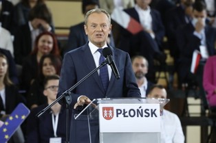 Konwencja PO. Tusk do Kaczyńskiego: wprowadźmy do konstytucji zapis o wyjściu z UE