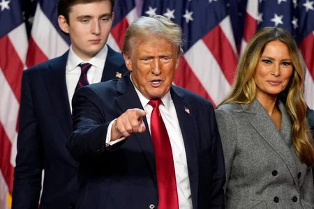 Donald Tramp na Floridi proglasio pobedu, iza njega stoje supruga Melanija i sin Baron
