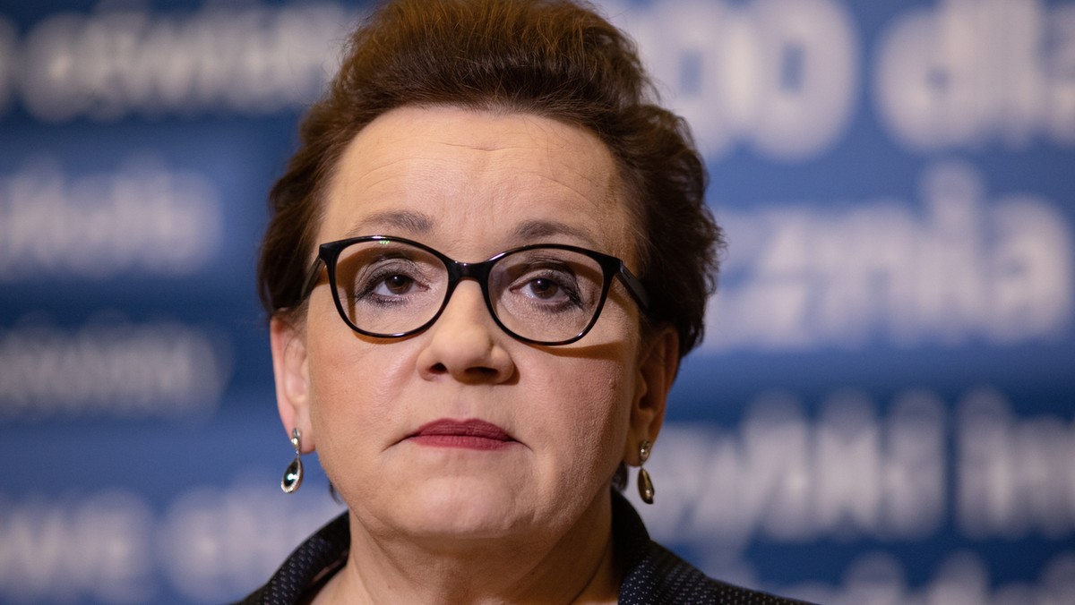 Ministerstwo Edukacji, na którego czele stoi Anna Zalewska, wydało w ciągu dwóch lat ponad 1,7 mln zł na studia dla nauczycieli na uczelni byłego radnego PiS - informuje "Rzeczpospolita". Nie wiadomo jednak, dlaczego resort wybrał właśnie tę uczelnię. 