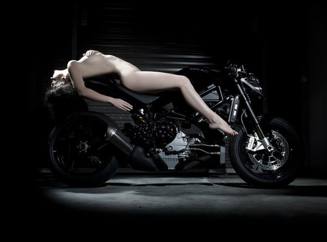 Naga kobieta i Ducati. Autorką zdjęć jest młoda artystka fotografii, Elizabeth Raab - jej specjalnością są kreatywne portrety. Ze zdjęć wykonanych jej ręką biją silne emocje. Fotografie, które możecie obejrzeć w naszej galerii można kupić w większych rozmiarach na stronie Ducati Art.