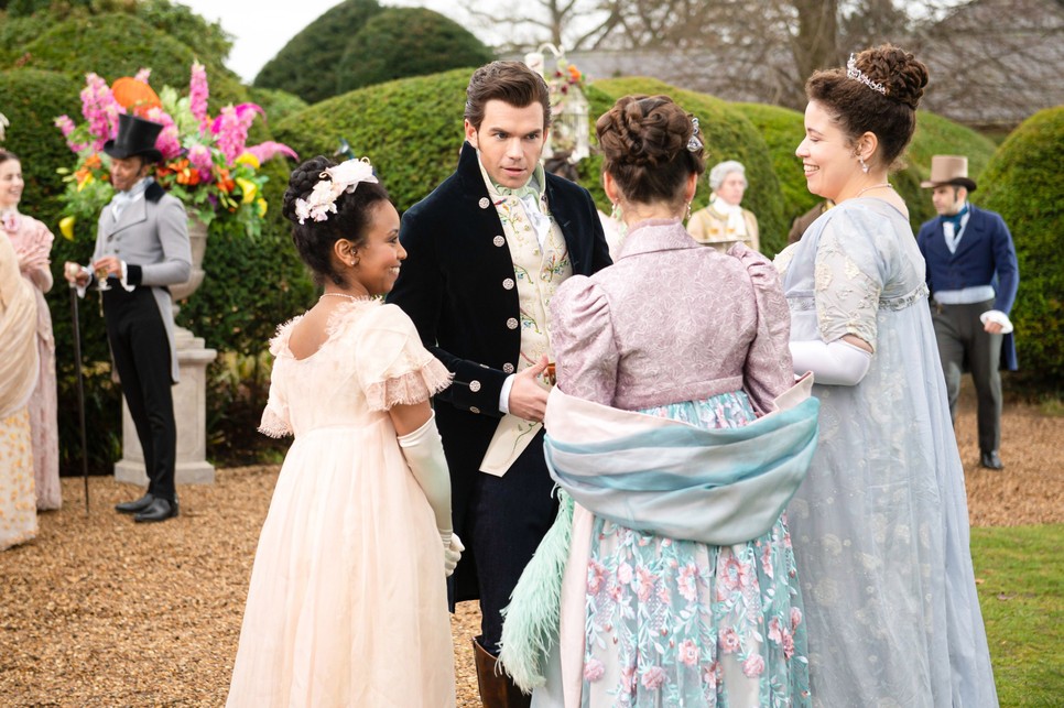 A Bridgerton a szexjeleneteken túl van, amit jól mutat be: például a nőkre és férfiakra irányuló kettős mércét ha ismerkedésről vagy intimitásról van szó