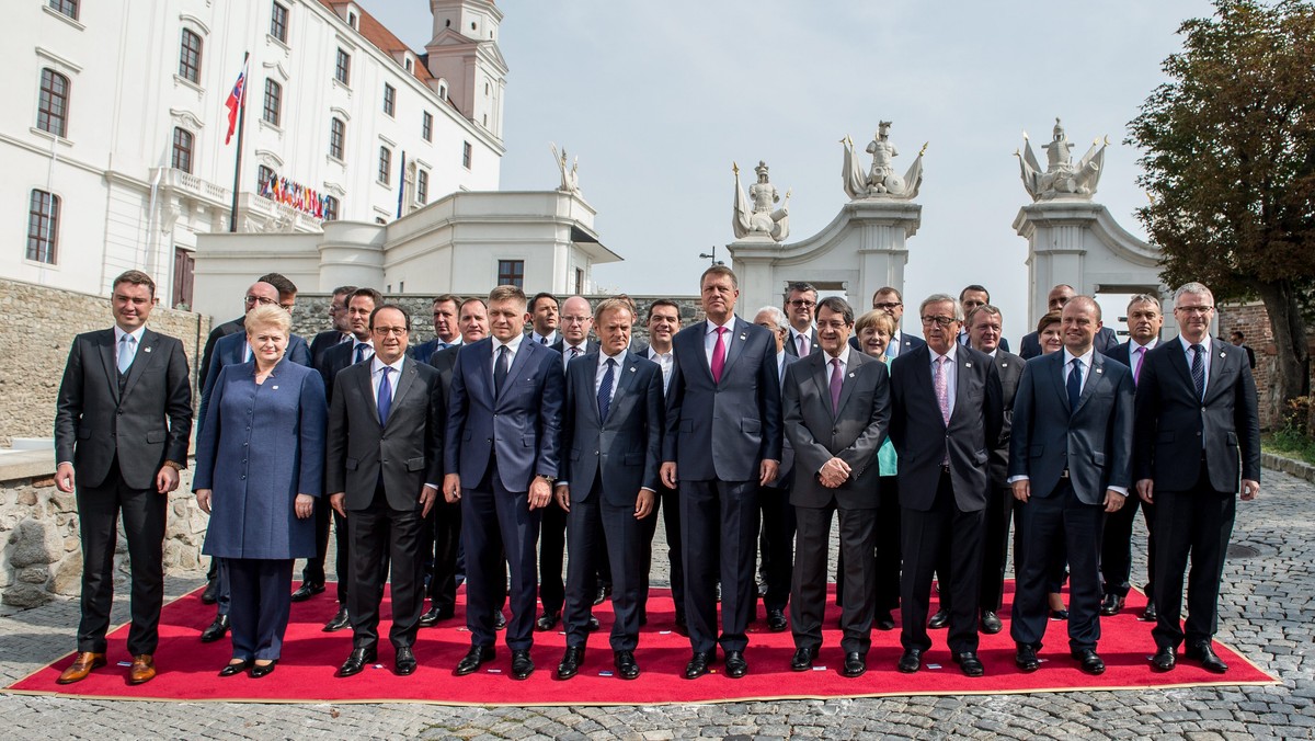 Unii Europejskiej potrzebna jest terapia rodzinna - pisze dziś niemiecki dziennik "Tagesspiegel". I chwali przywódców 27 krajów za uzgodnienie pragmatycznego planu na najbliższe miesiące. "Die Welt" dostrzegł rysujący się zwrot w polityce migracyjnej.