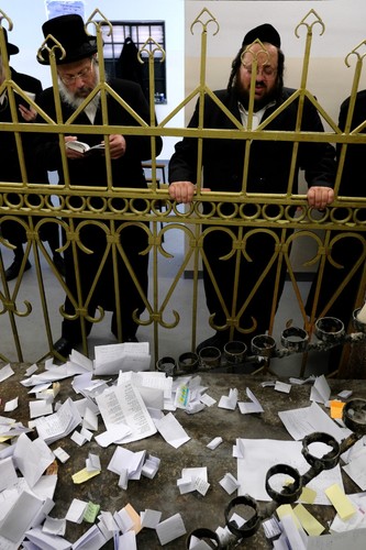 Żydzi przy grobie cadyka Elimelecha