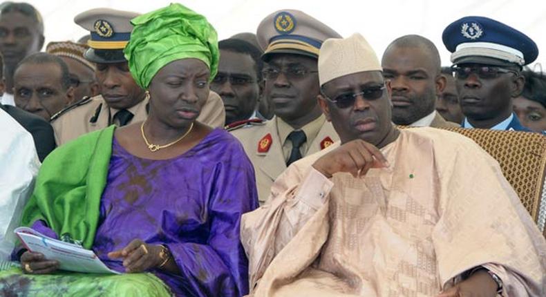 Mimi Touré (gauche) et Macky Sall (droite)