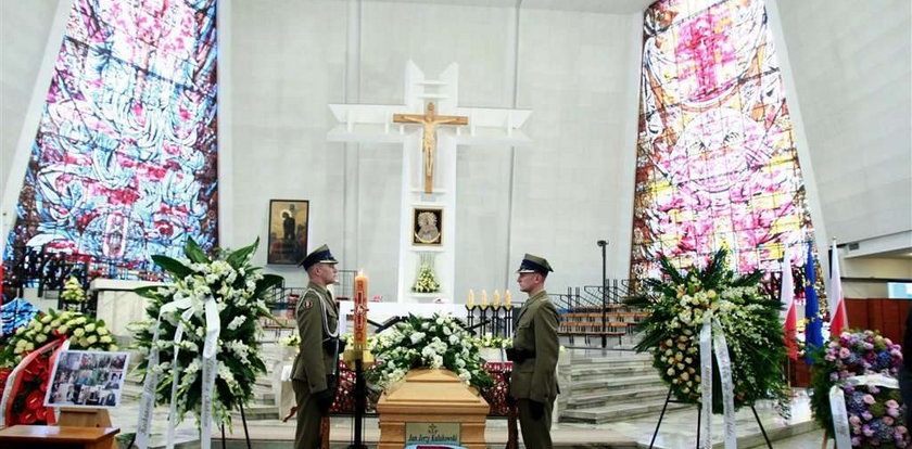 Pochowano wielkiego Polaka. Smutek w cieniu fajerwerków