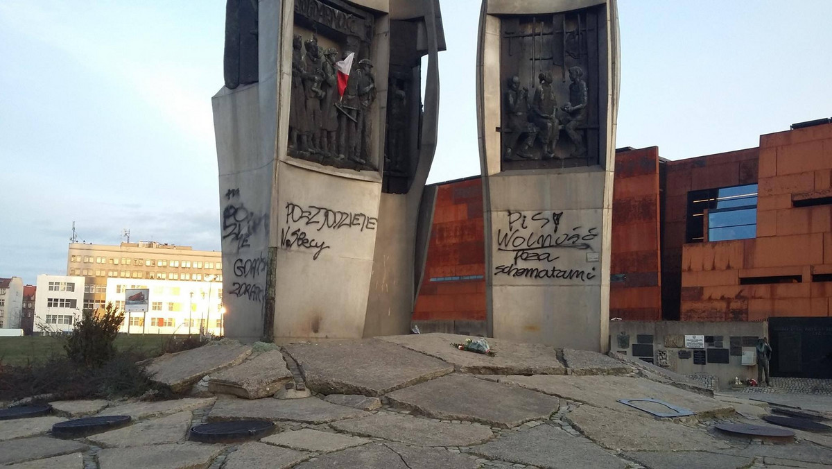 Na monumencie, który upamiętnia ofiary grudnia 1970, pojawiły się między innymi wymalowane farbą napisy: "PO złodzieje", "PiS wolność poza schematami". Sprawą zajmuje się policja.