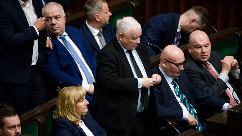 Jarosław Kaczyński w otoczeniu polityków PiS w Sejmie