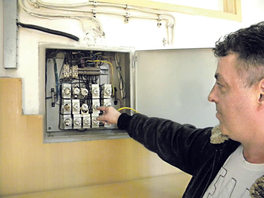 Iz strujnog ormara izbijaju varnice