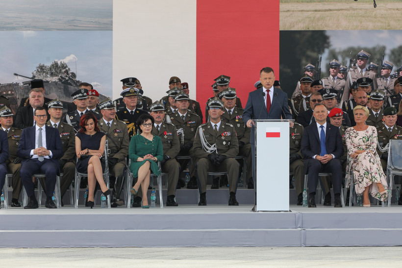 Minister obrony narodowej Mariusz Błaszczak podczas uroczystej odprawy wart przed Grobem Nieznanego Żołnierza w Warszawie