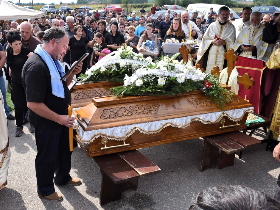 Otac dečaka na sahrani