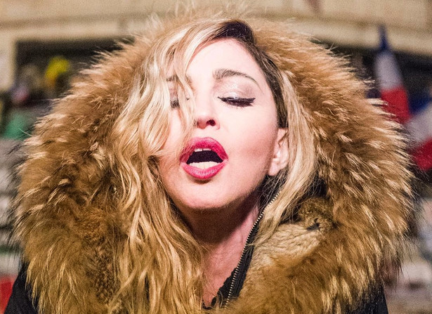 Madonna zaśpiewała "Imagine" na ulicy Paryża [WIDEO]