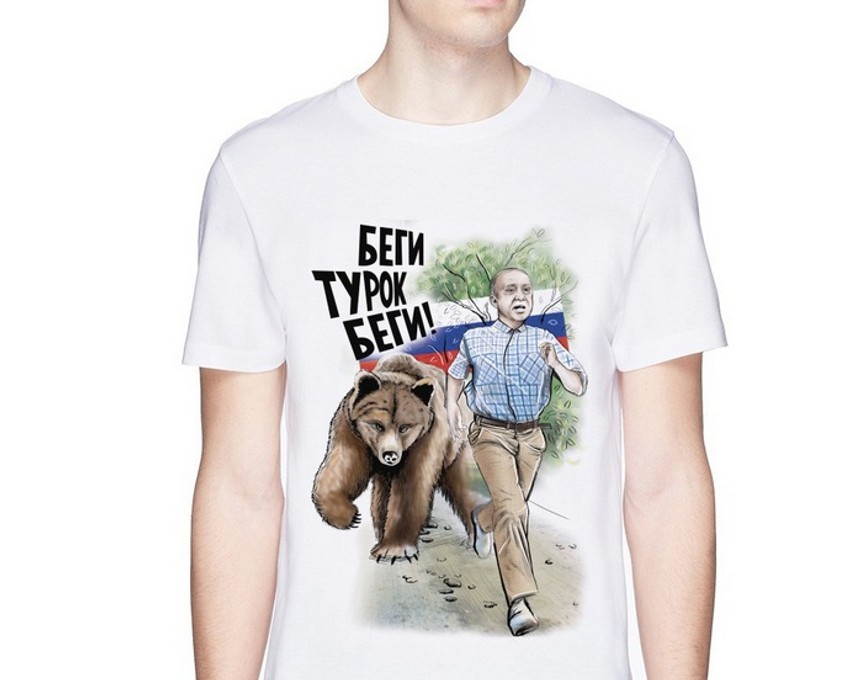 Majica sa Erdoganom koji beži od medveda i natpisom "Beži, Turčine, beži"