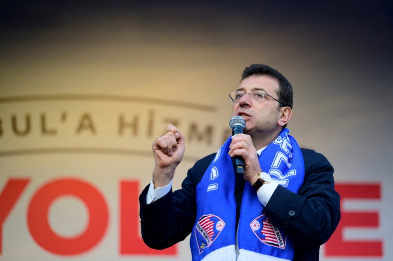 Ekrem Imamoglu podczas wiecu w ramach kampanii CHP w Stambule, marzec 2024 r.